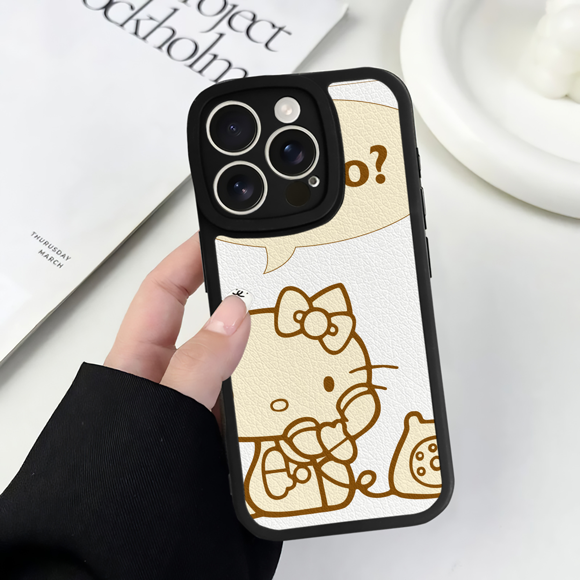 （画像用） Hello Kitty ハローキティ 【iPhone 16シリーズ対応】シリコンスマホケース（レザー調） 材質：シリコン